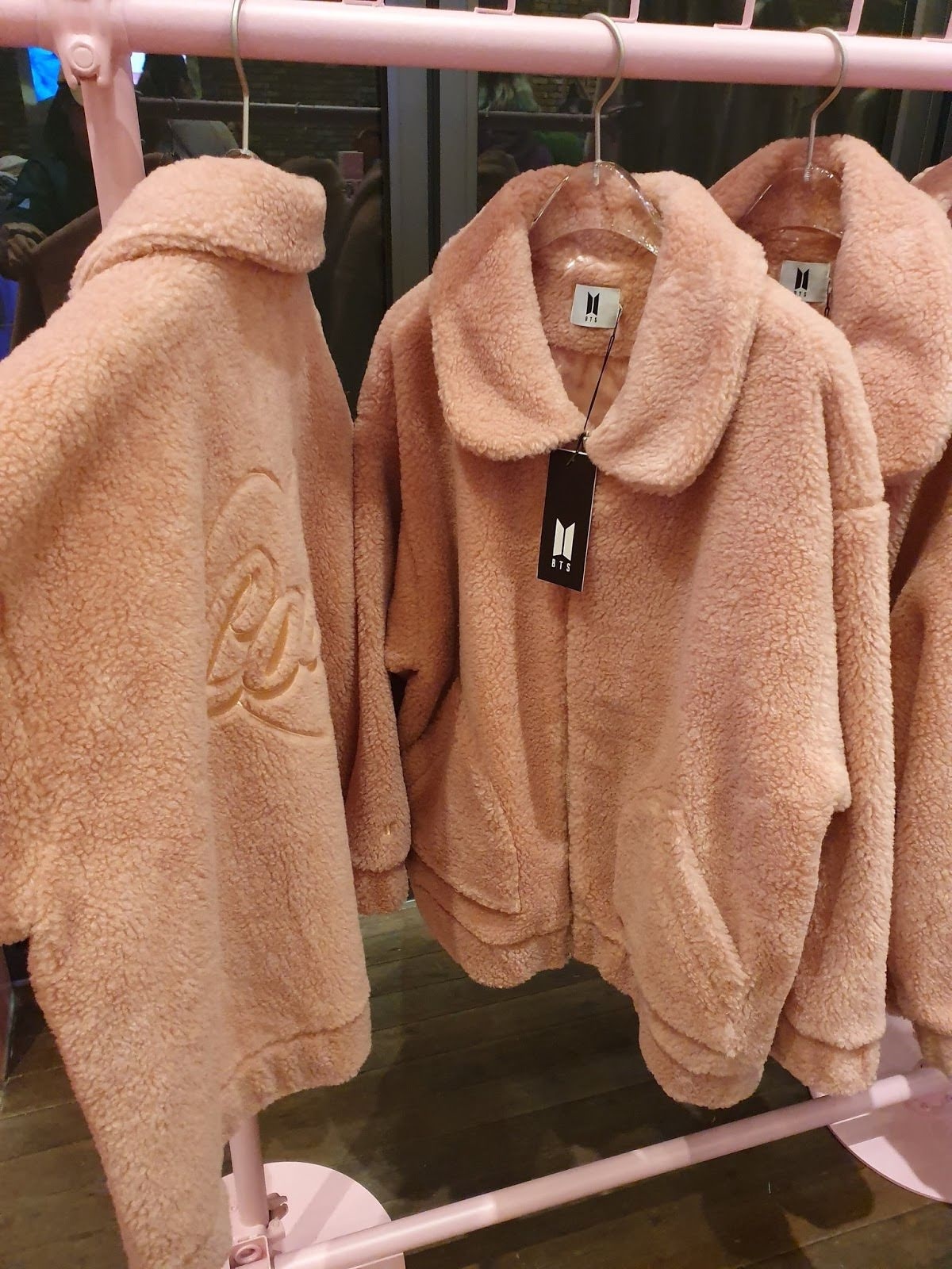 Jin BTS ra mat mau ao long hong anh 4