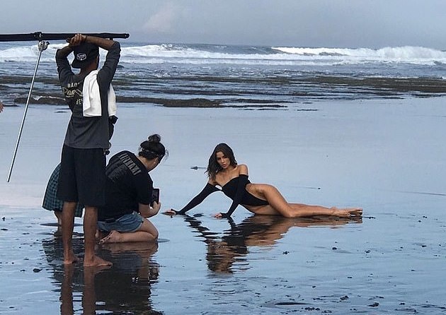 hoa hau my dien bikini xe cao anh 2