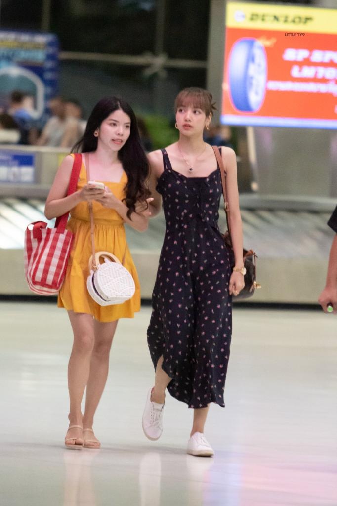 Lisa dien vay hoa nu tinh anh 2