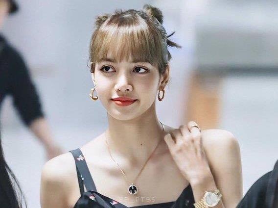 Lisa dien vay hoa khoe vai thon, deo tui hang hieu ra san bay hinh anh