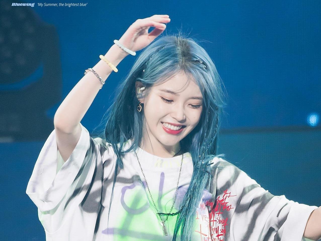IU duoc khen trong nhu nu than khi nhuom toc xanh hinh anh