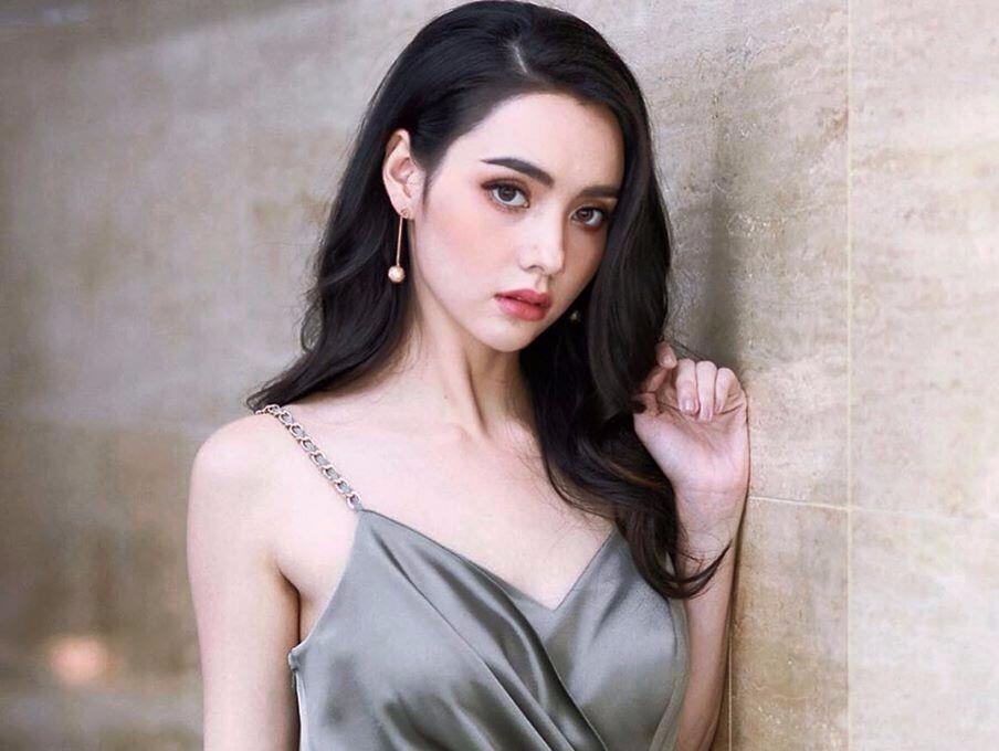 Ban gai tin don cua Chanathip chuong vay ao bo sat, khoe vai tran hinh anh