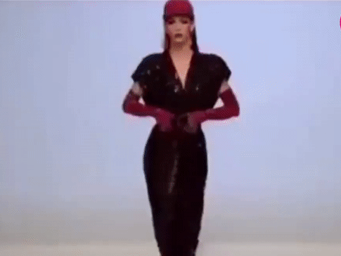 Nhung lan nguoi mau khong ngan ngai thay do ngay tren san dien hinh anh