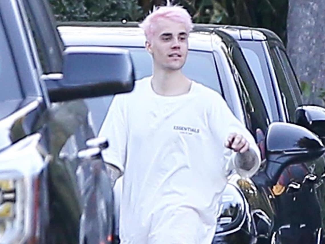 Justin Bieber nhuom toc hong, mac do mau me xuong pho hinh anh