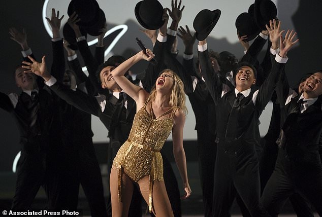 Selena dien vay ho nguc anh 5