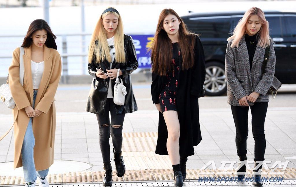 Dan my nhan ITZY dau tu trang phuc hon TWICE tai san bay hinh anh