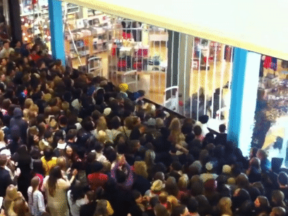 Mang chan di xep hang, gianh nhau mua bang duoc do giam gia hinh anh