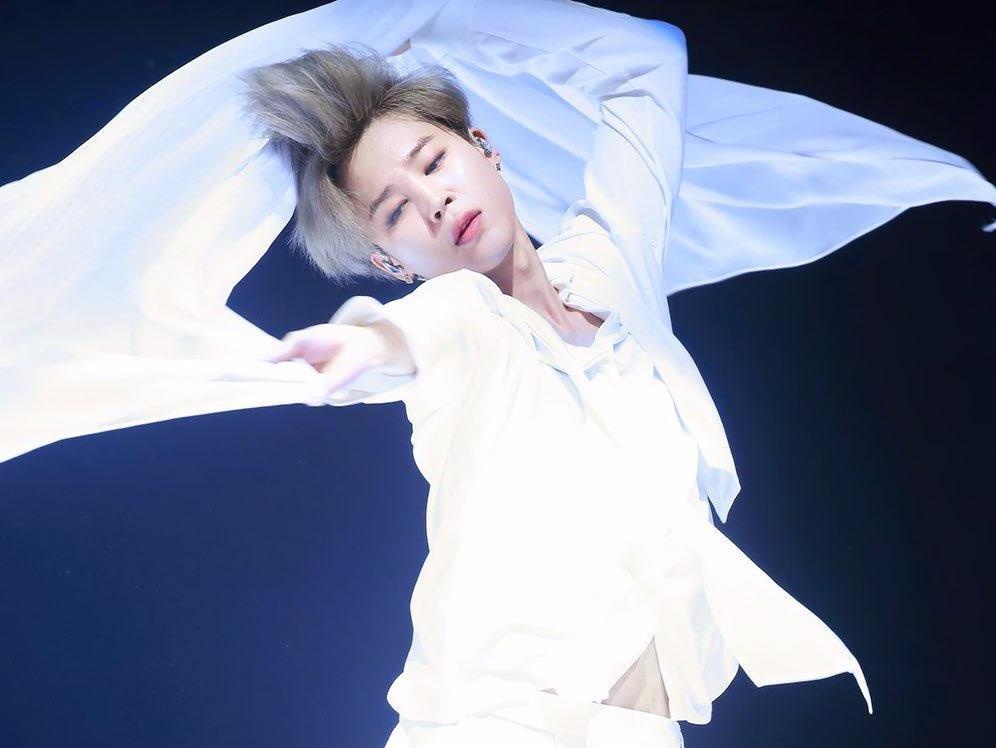 Jimin dien ca cay trang, mua tren san khau hinh anh
