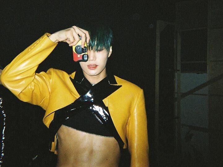 Kai khoe co bung, nhay sexy khi dien croptop hinh anh