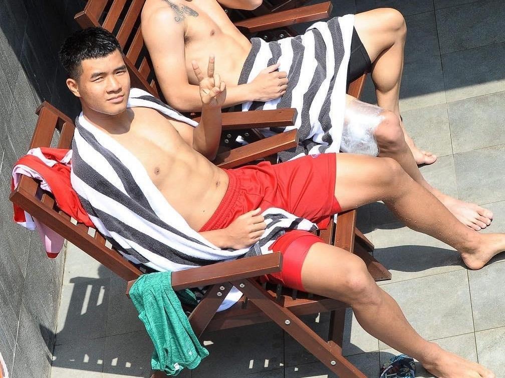 Ha Duc Chinh thich mac ao phong trang, khong ngai khoe bung 6 mui hinh anh