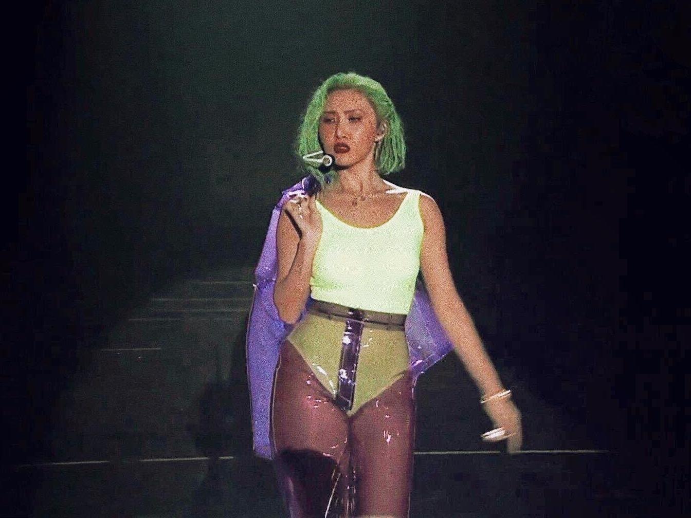 Nu ca si Han khong ngai dien do trong suot, lo noi y len san khau hinh anh