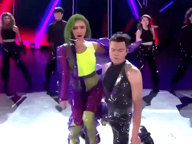 Hwasa va JYP mac quan nylon len san khau hinh anh