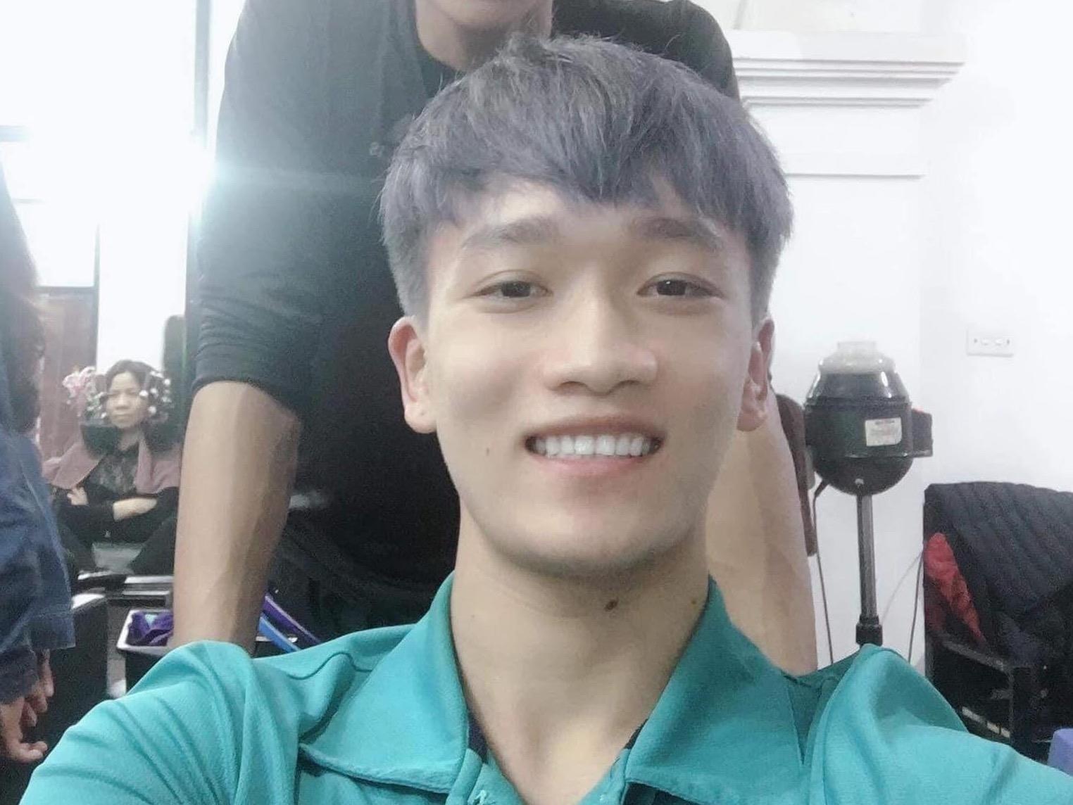 Toc nhuom bac va nhung kieu dau yeu thich cua Hoang Duc hinh anh