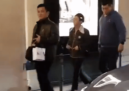 G-Dragon bi bat gap dien ca cay hang hieu di mua sam o Paris hinh anh