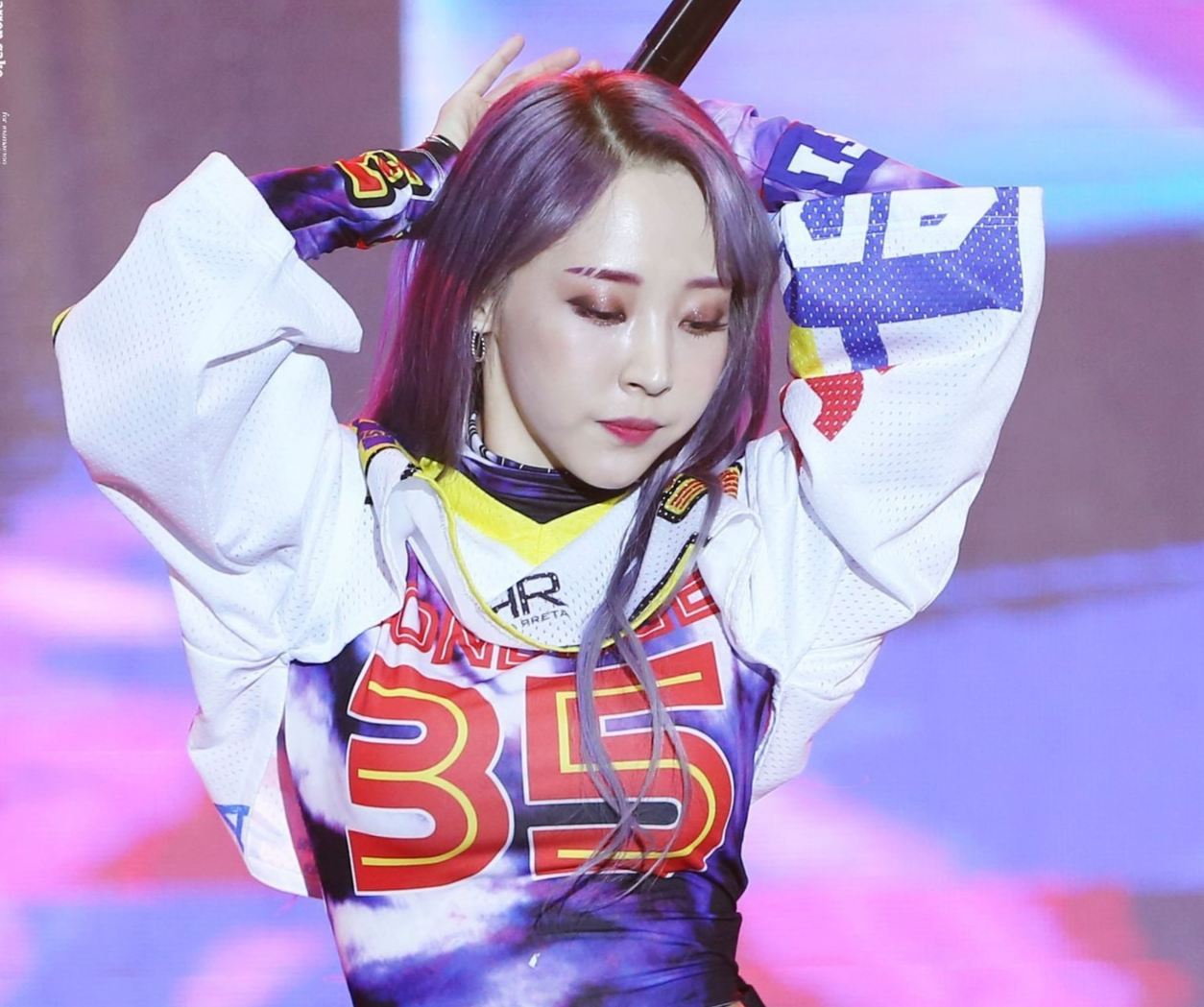 Nu ca si Han noi tieng tren mang nho co cap long may khac la hinh anh