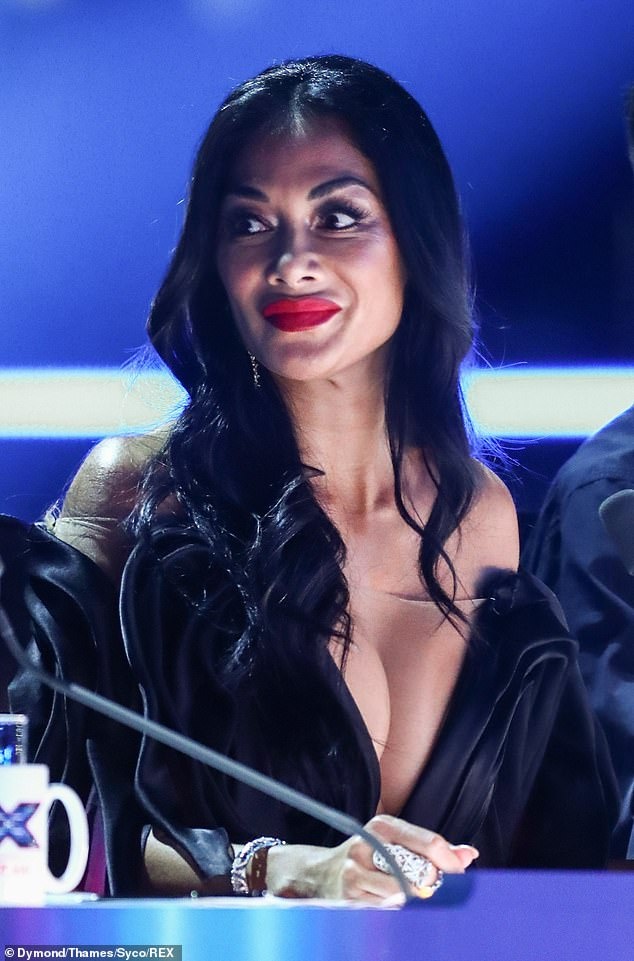 Nicole Scherzinger lộ ngực với váy xẻ sâu ảnh 3 Nicole Scherzinger lo nguc voi vay xe sau anh 3