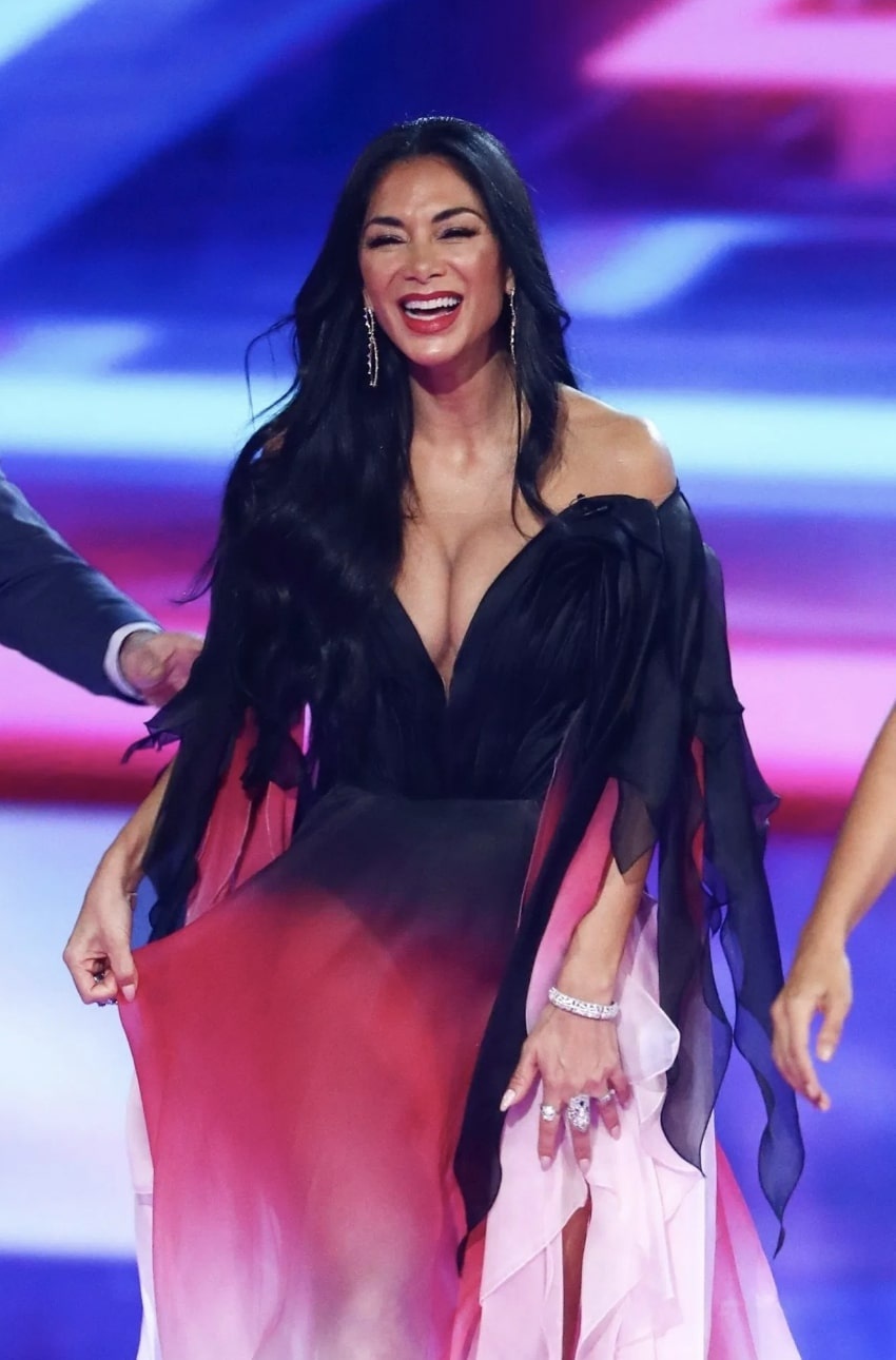 Nicole Scherzinger lộ ngực với váy xẻ sâu ảnh 1 Nicole Scherzinger lo nguc voi vay xe sau anh 1