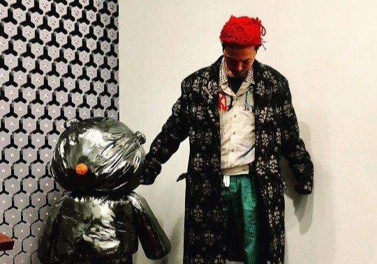 Trang phuc khi di trien lam cua G-Dragon bi che xau, kho hieu hinh anh