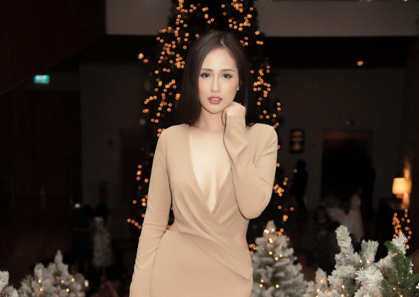 Mai Phuong Thuy khoe nguc voi vay xe sau, Tieu Vy dien mot khong noi y hinh anh