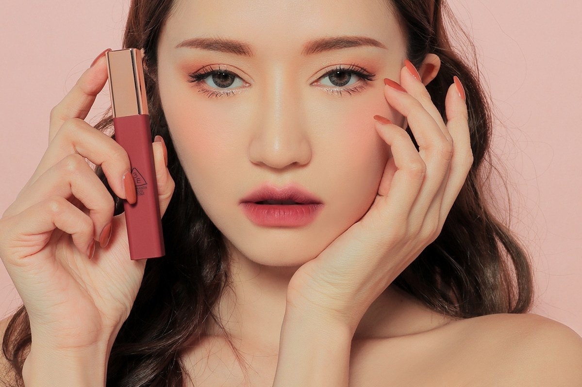 4 san pham make up da nang luon can mang theo nguoi hinh anh