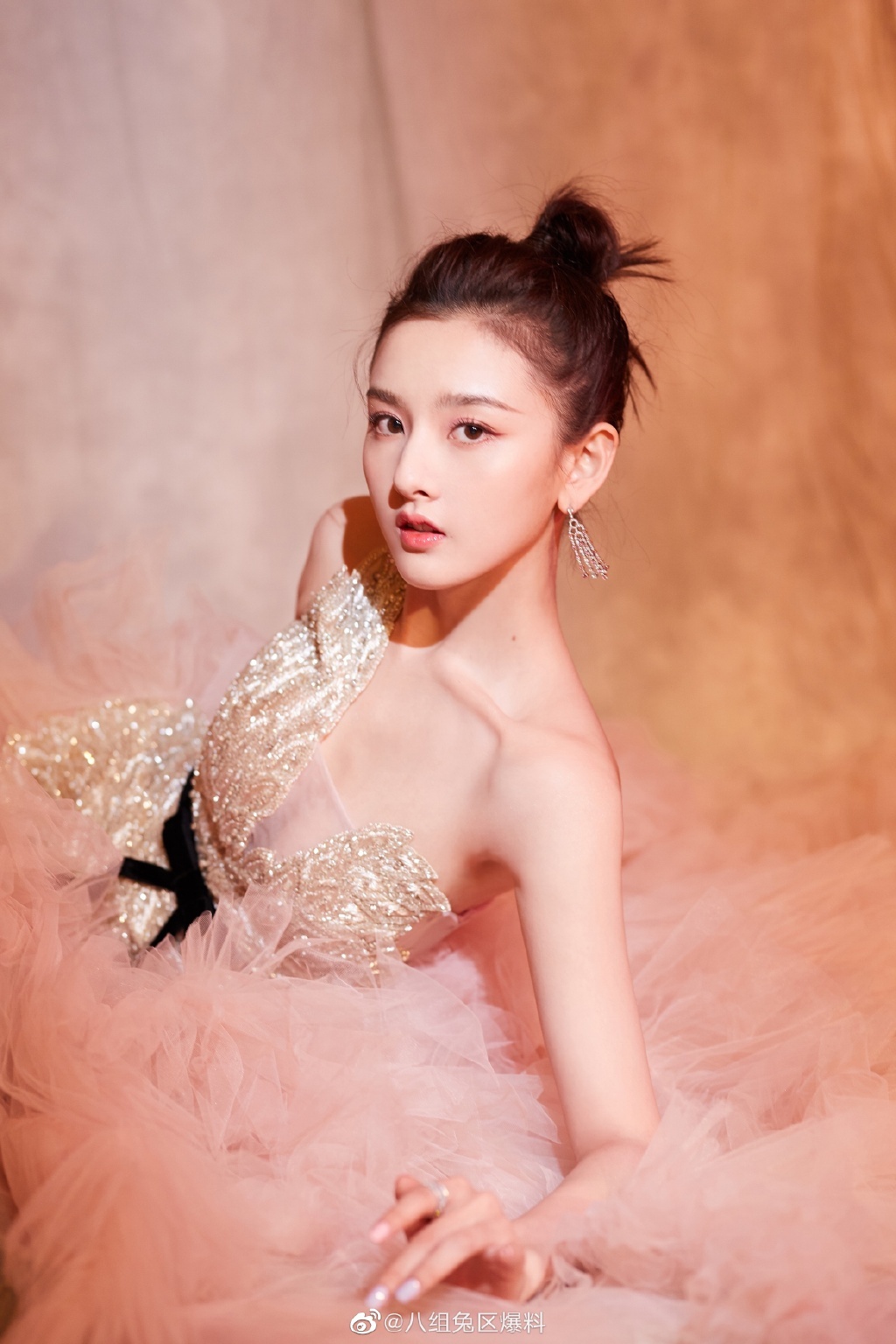 sao nu hoa ngu dien gi den dem hoi weibo anh 7