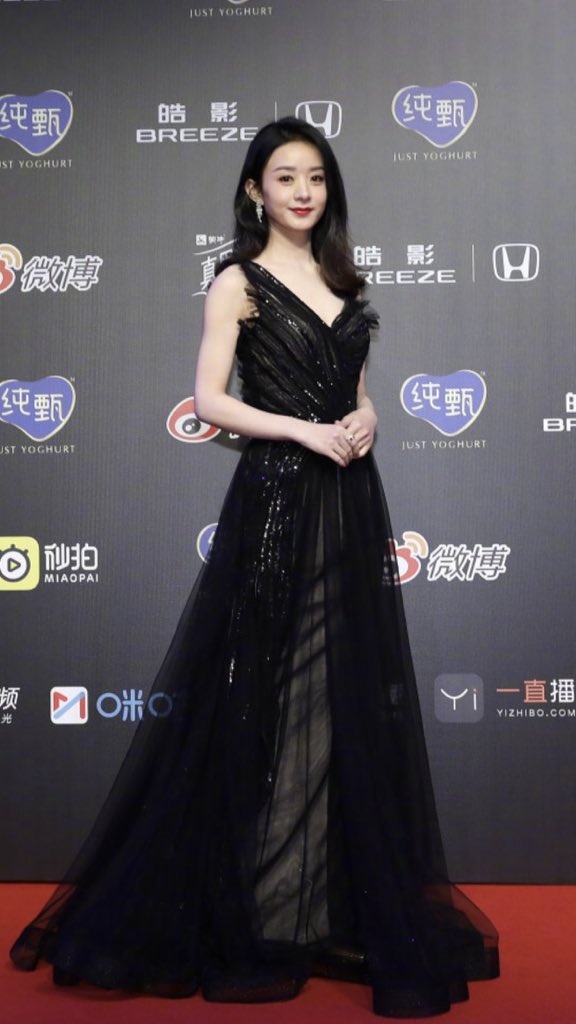 sao nu hoa ngu dien gi den dem hoi weibo anh 10