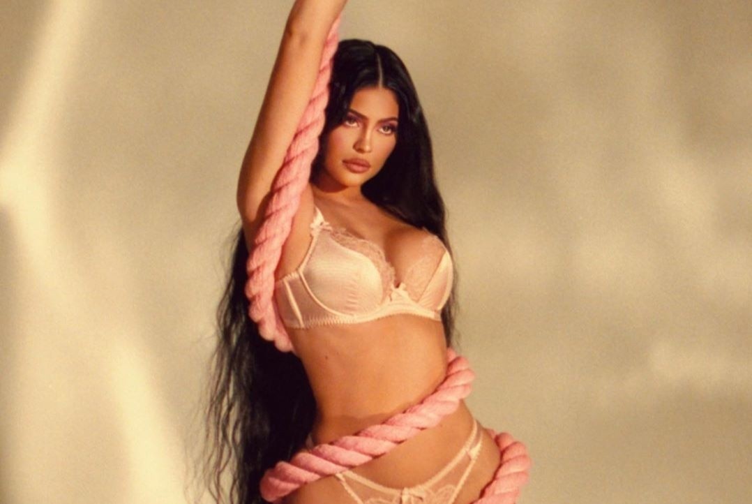 Kylie Jenner mac do lot tao dang ben day thung hinh anh
