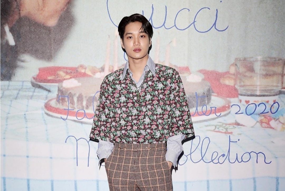Kai mac ao hoa, tao dang tren nen chu nguech ngoac cua Gucci hinh anh