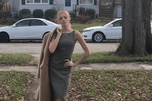 Co gai bien chiec ghe sofa vut di thanh hai bo do thoi thuong hinh anh