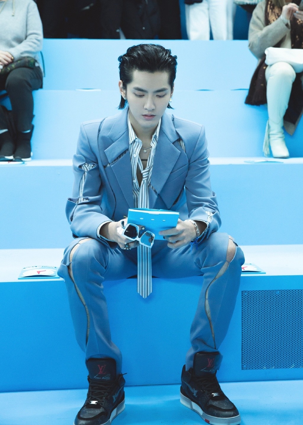 ngô diệc phàm ngồi cạnh bella hadid tại show lv ảnh 4 ngo diec pham ngoi canh bella hadid tai show lv anh 4