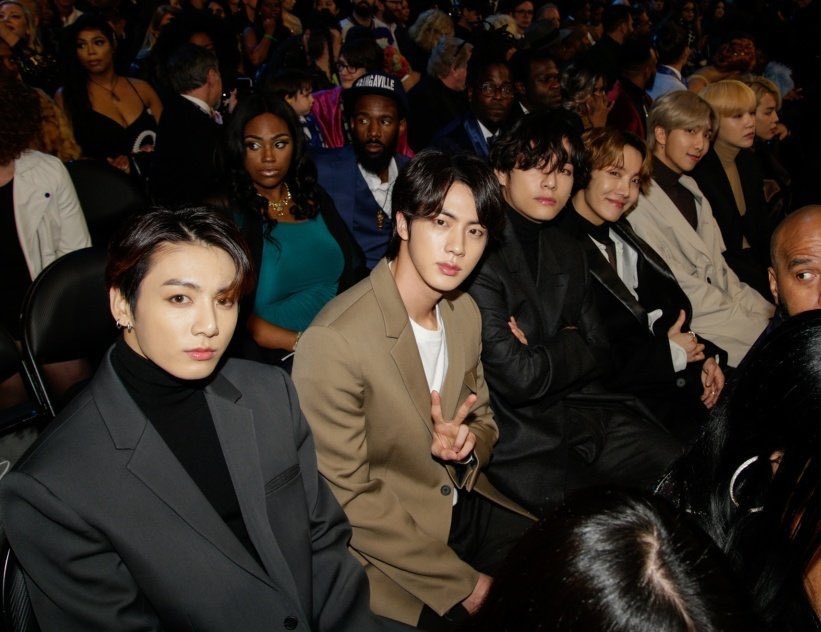 trang phục đơn giản của BTS tại Grammy 2020 ảnh 2 trang phuc don gian cua BTS tai Grammy 2020 anh 2