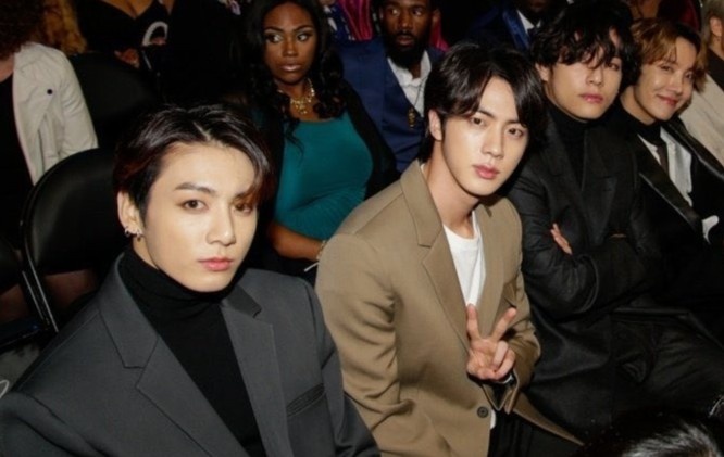 BTS tao dang voi trang phuc don gian tai Grammy 2020 hinh anh