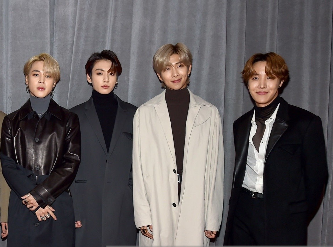 BTS dien do don gian van du thu hut khi tham du Grammy hinh anh