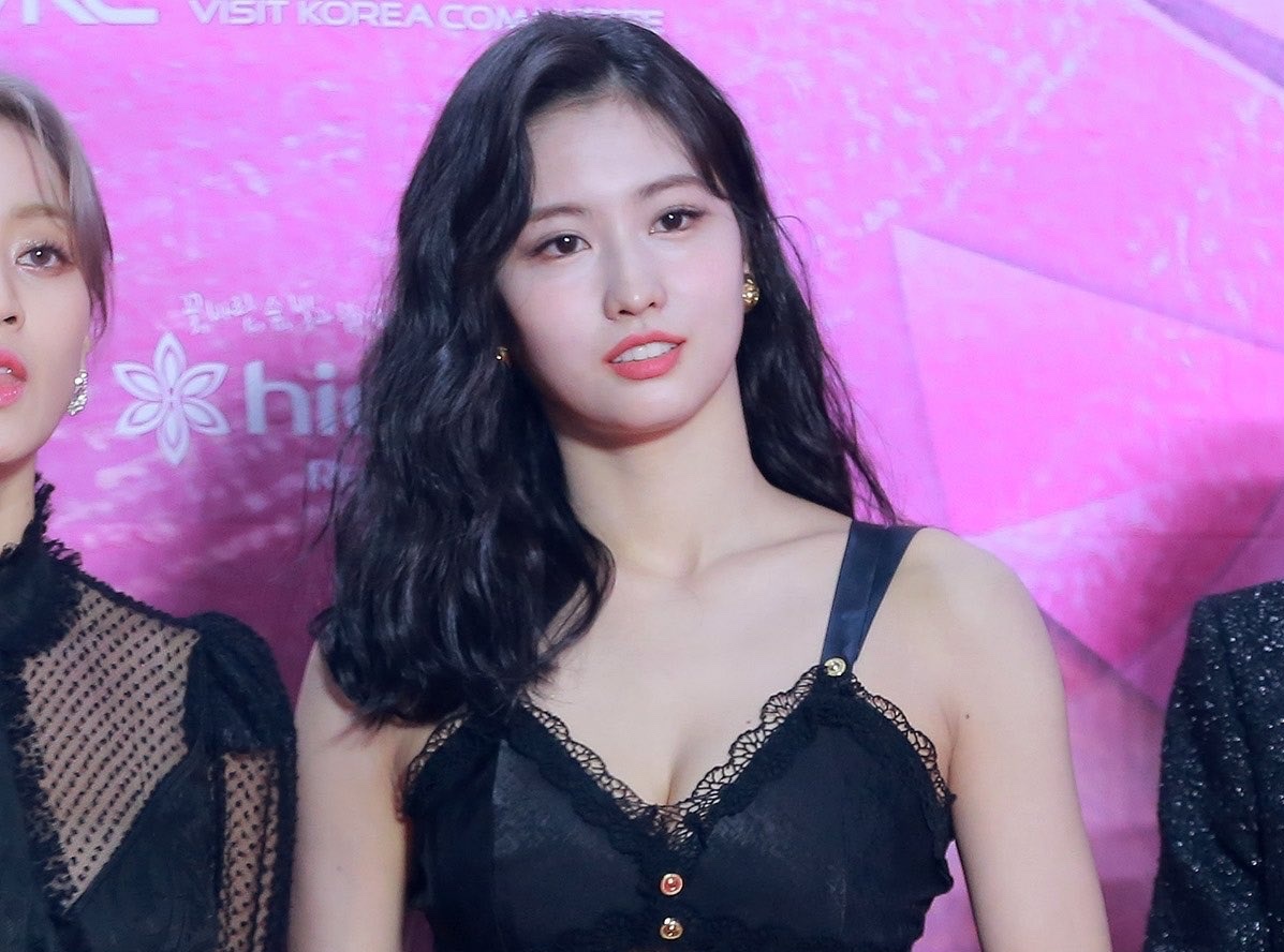 Stylist TWICE bi nem da khi cho Momo mac vay ho hang giua troi lanh hinh anh