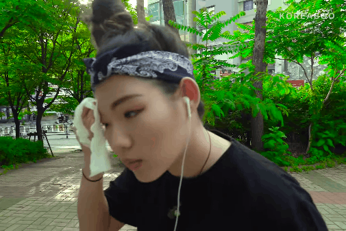 Co gai Han Quoc hot hoang khi phai tay trang giua duong hinh anh