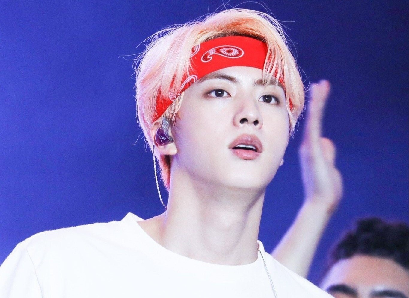 Jin va cac thanh vien BTS trong khac biet khi nhuom toc vang hinh anh