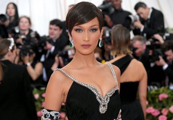 Bella Hadid dien vay xe sau khoe vong mot hinh anh