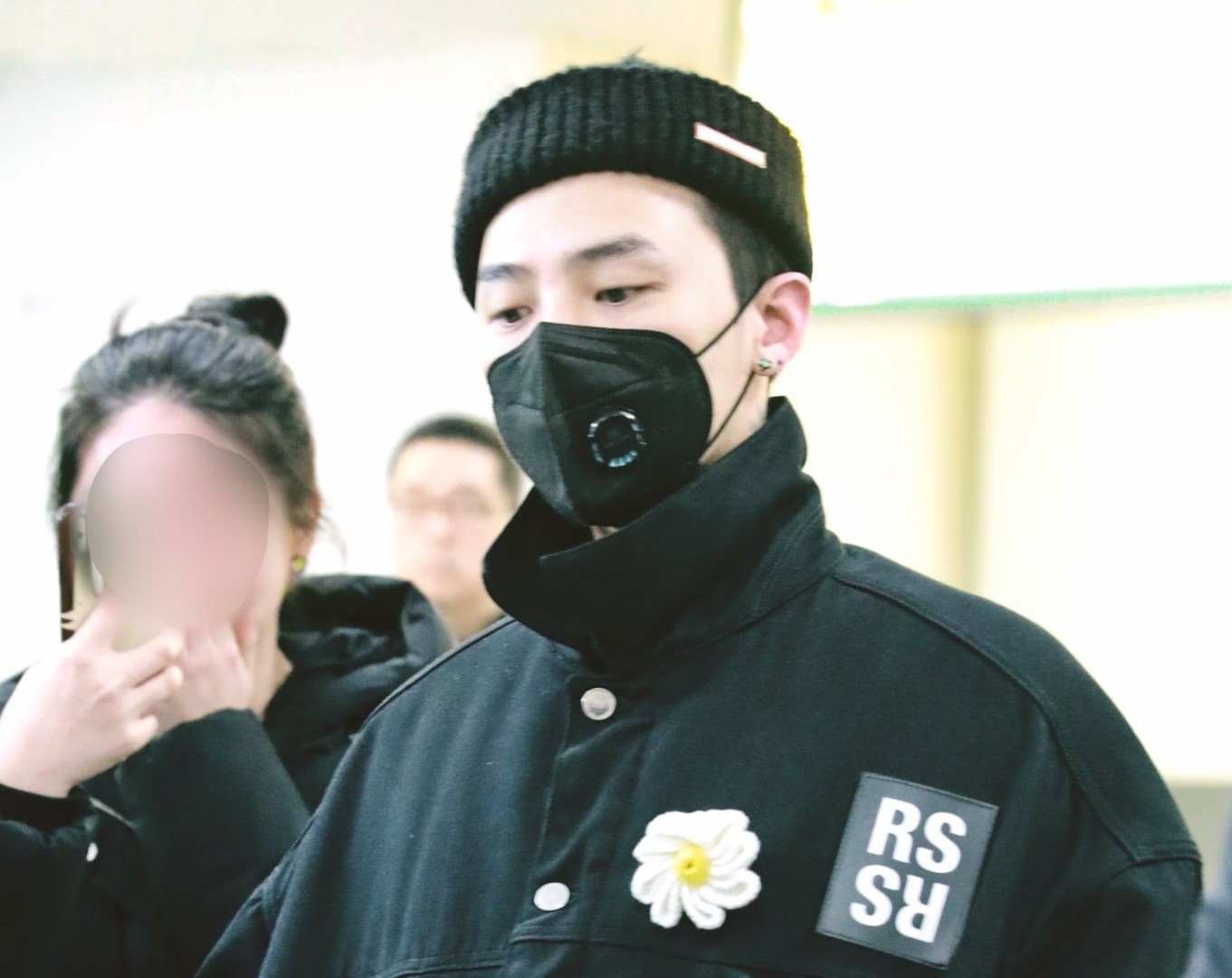 G-Dragon bi bat gap dien do nhieu lop, deo khau trang tai My hinh anh