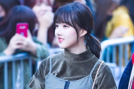 Yerin duoc khen khi dien vay hoa, buoc toc no hinh anh