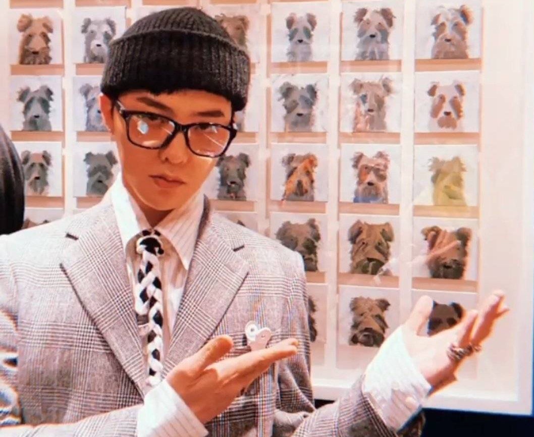 G-Dragon dien suit cung ca vat doc la, di giay hoa cuc day mau sac hinh anh