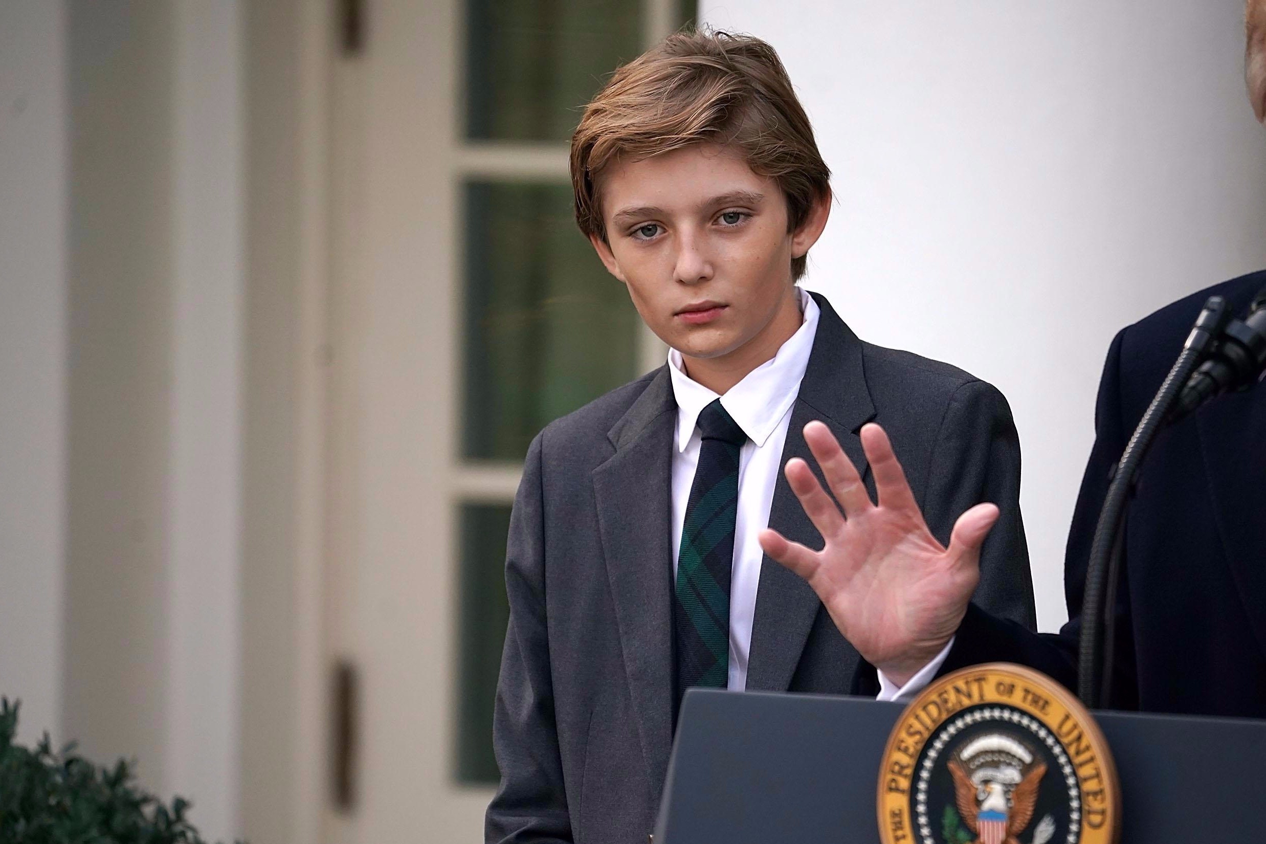 Barron Trump khoe chieu cao an tuong khi dien do gian di hinh anh