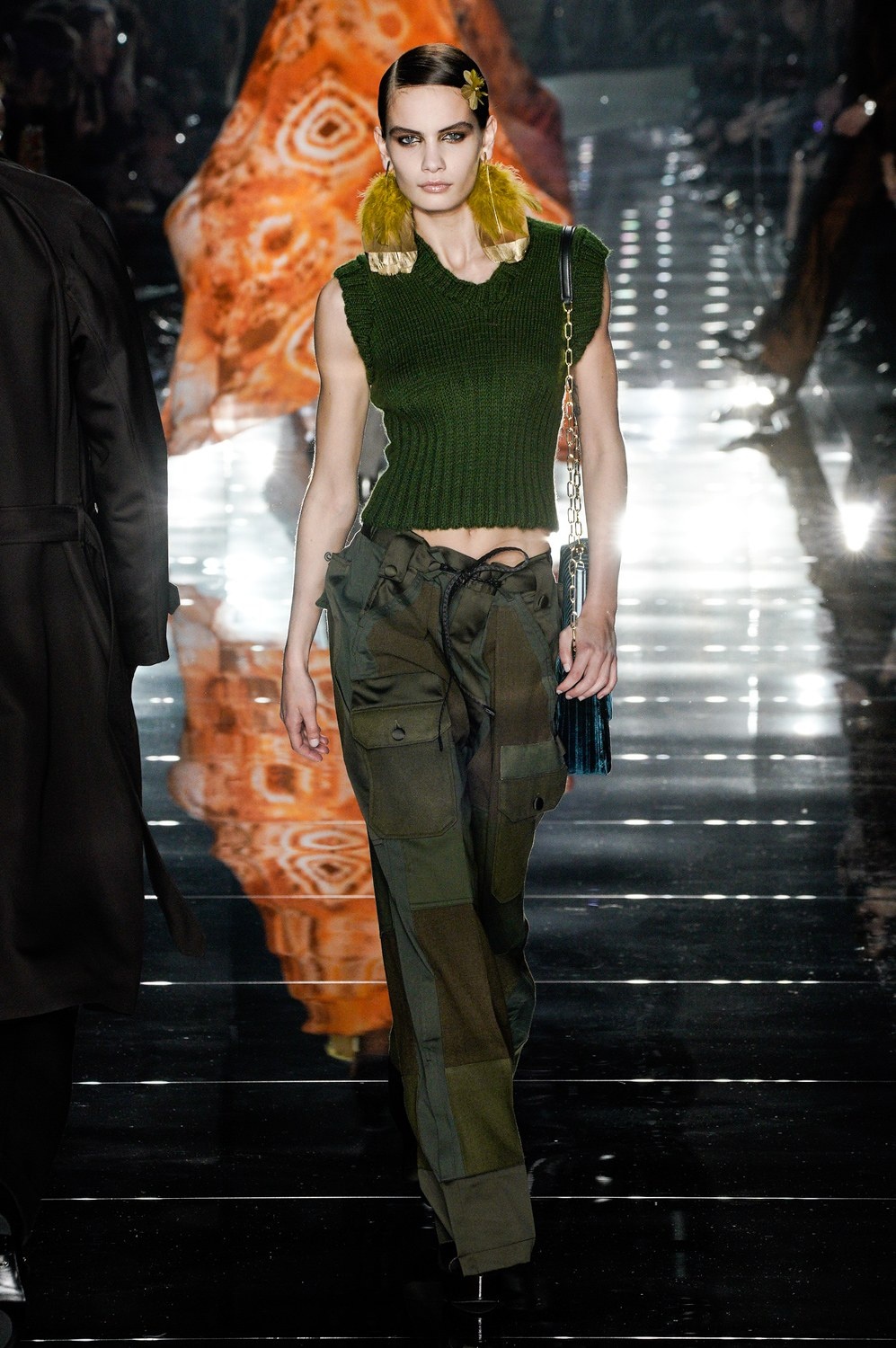 nguoi mau dien do xuyen thau len san dien anh 18