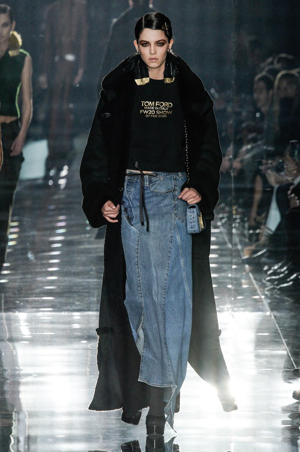 nguoi mau dien do xuyen thau len san dien anh 19