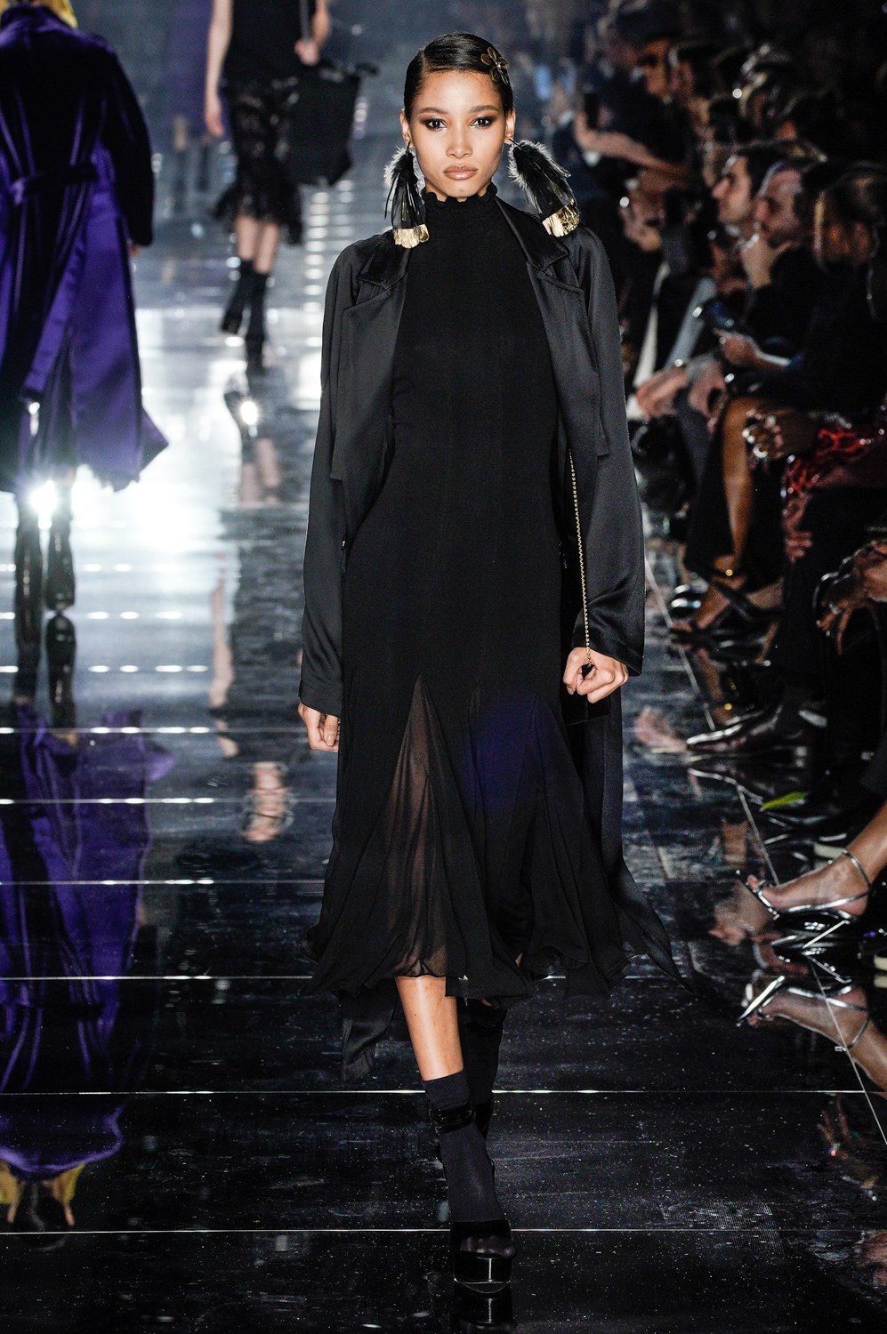 nguoi mau dien do xuyen thau len san dien anh 8