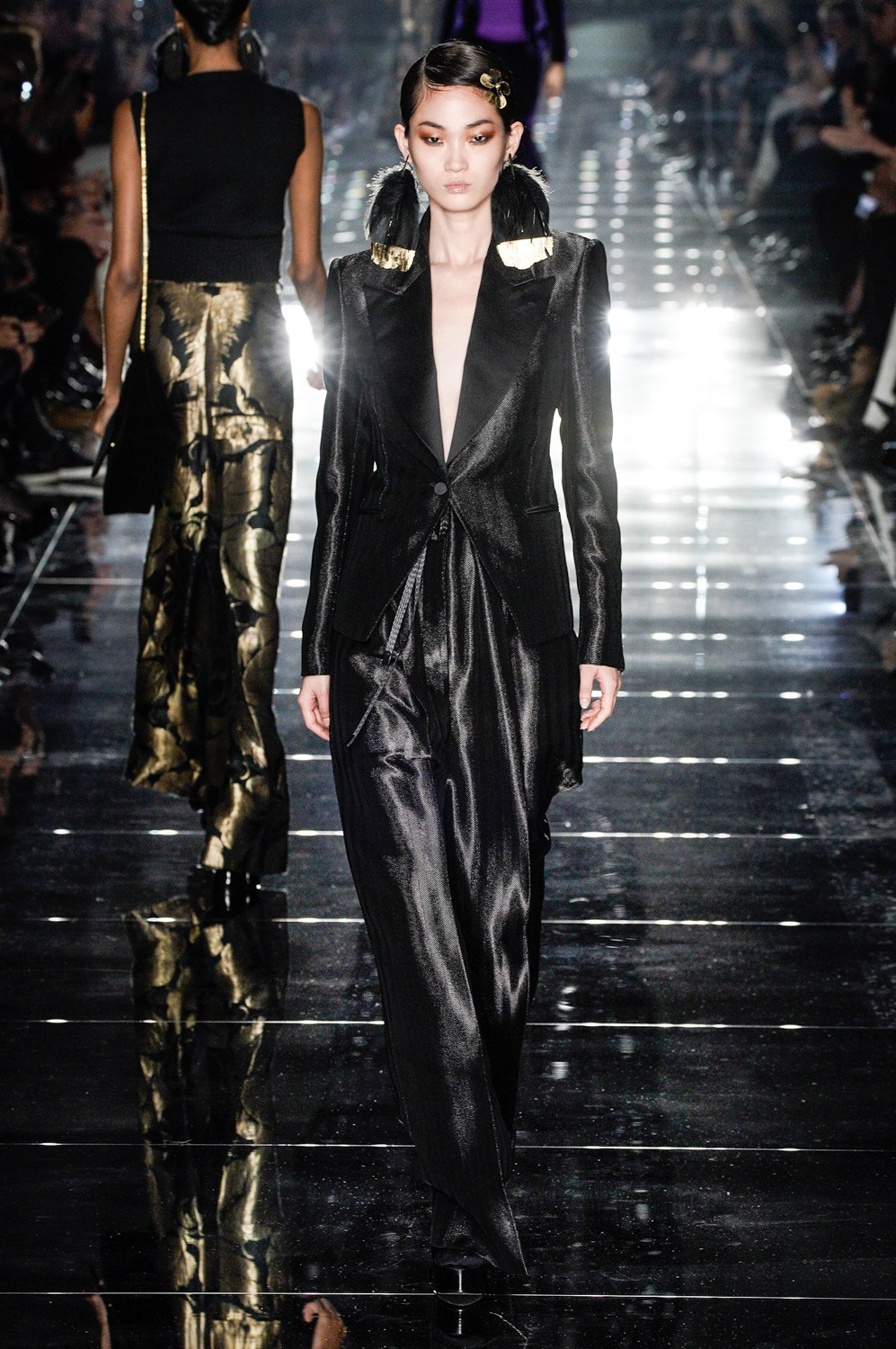 nguoi mau dien do xuyen thau len san dien anh 5