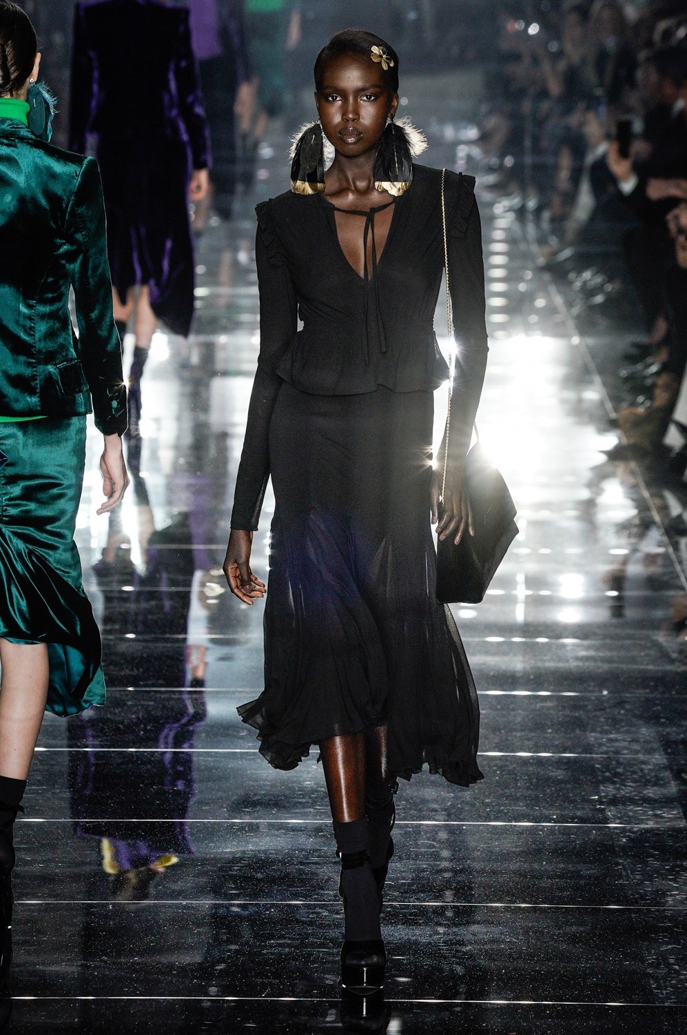 nguoi mau dien do xuyen thau len san dien anh 6