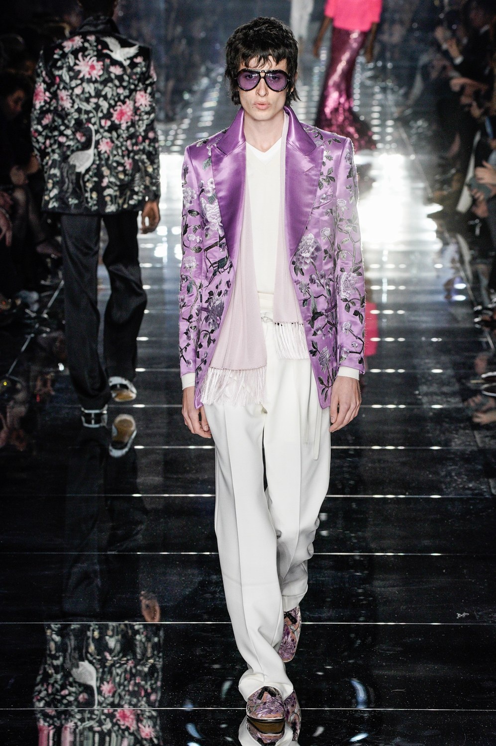 nguoi mau dien do xuyen thau len san dien anh 12