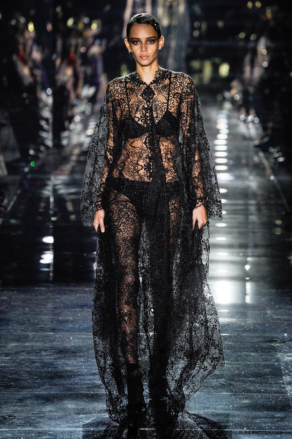 nguoi mau dien do xuyen thau len san dien anh 4