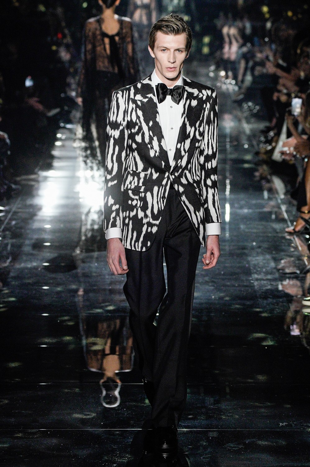 nguoi mau dien do xuyen thau len san dien anh 15