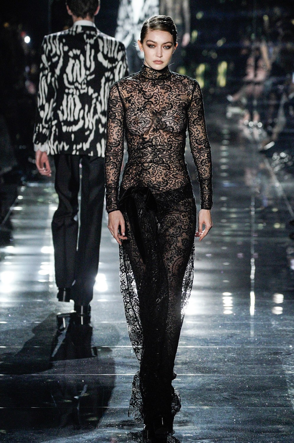 nguoi mau dien do xuyen thau len san dien anh 1